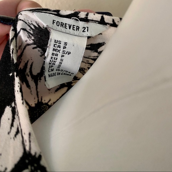 Forever 21 black&white daisy cold shoulder… - Picture 5 of 8